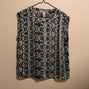 Women Ferever21 “S” Top.Stylish cut/Chic/NEW💕💕